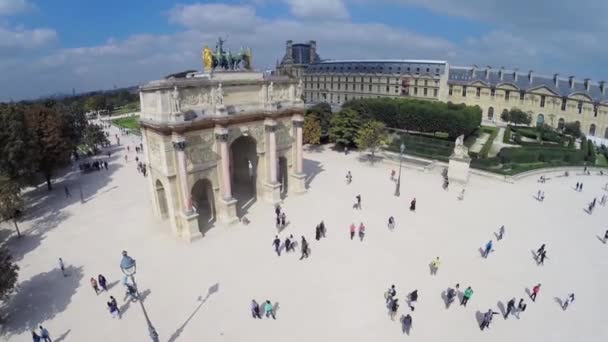 People near Arc de Triomphe du Carrousel — Stock Video