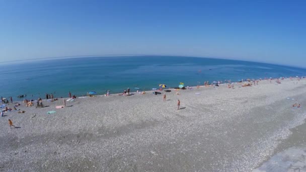 多くの人々 と小石のビーチ — ストック動画