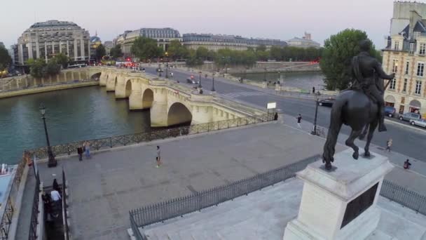 Przejażdżki środkami komunikacji miejskiej przez Pont Neuf — Wideo stockowe