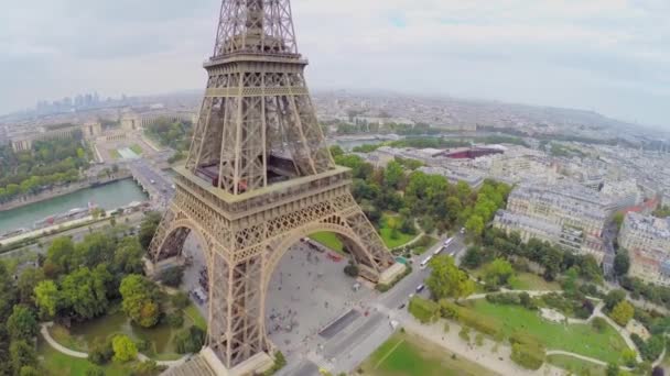 Paisaje urbano con turistas cerca de la Torre Eiffel — Vídeo de stock