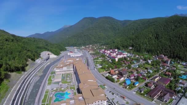 Trafik ile dağ kasabası — Stok video