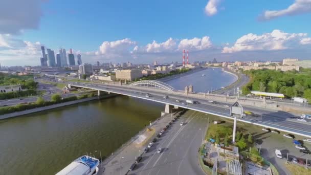 Megalopolis avec trafic sur pont fluvial 