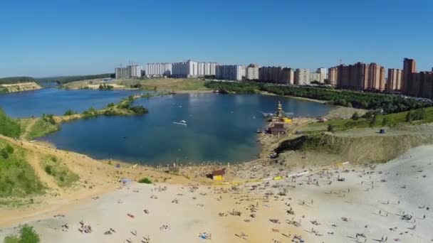 Cityscape com pessoas na praia de areia — Vídeo de Stock