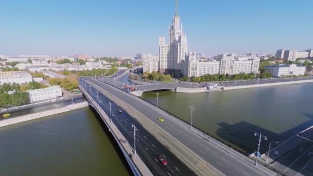 Autos fahren an Bolschoi-Ustyinsky-Brücke vorbei — Stockvideo