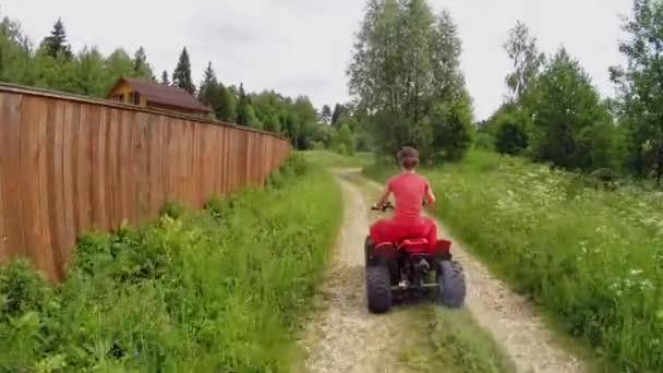 Женщина ездит на квадроцикле — стоковое видео