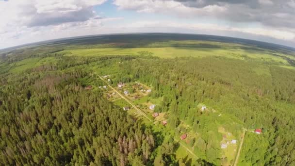 Petit village au milieu des forêts — Video