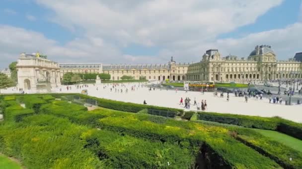 Az emberek gyalog a szögletes Place du Carrousel — Stock videók