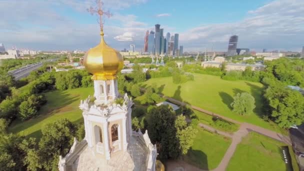 Templo de intercesión en Fili contra paisaje urbano — Vídeos de Stock