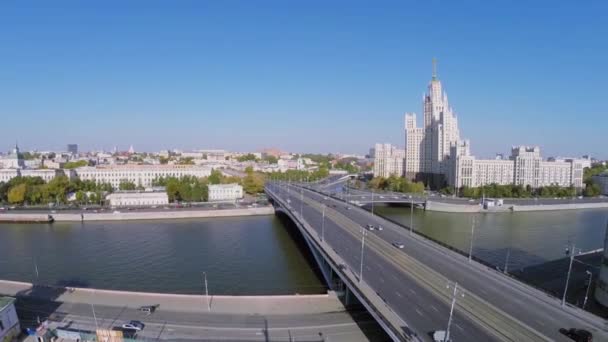 Bolshoy Ustyinsky puente cerca de rascacielos — Vídeo de stock
