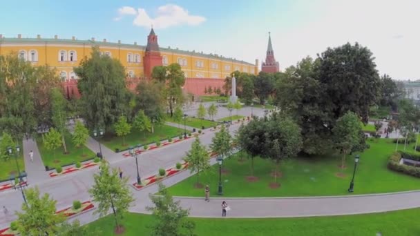Aleksandrovsky jardín con Obelisco — Vídeos de Stock