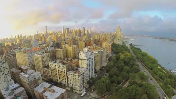 Tráfico de la ciudad en Henry Hudson Parkway — Vídeo de stock