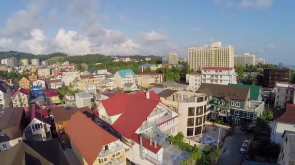 Ville côtière et plage près du chemin de fer — Video