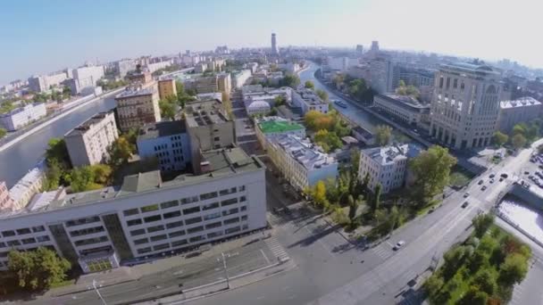 Staden trafikerar den Balchug ön — Stockvideo