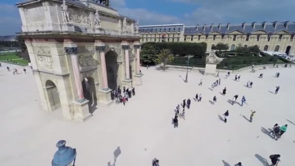 Turistler yakındaki Arc de Triomphe du atlıkarınca — Stok video
