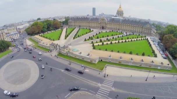 Paysage urbain avec circulation sur la place — Video