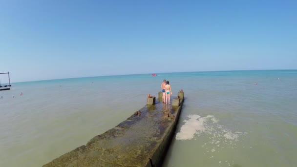 Femme avec père debout sur mouillage — Video