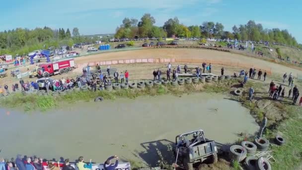 Geländewagen überwindet Hindernis — Stockvideo