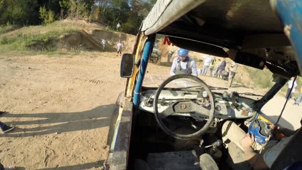 Equipo de rally prepararse antes de montar — Vídeo de stock