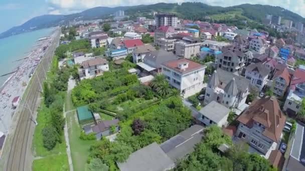 ทาวน์สเคปที่มีทางรถไฟใกล้ชายหาดทะเล — วีดีโอสต็อก