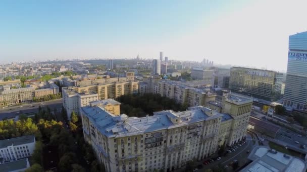 Staden panorama med trafik — Stockvideo