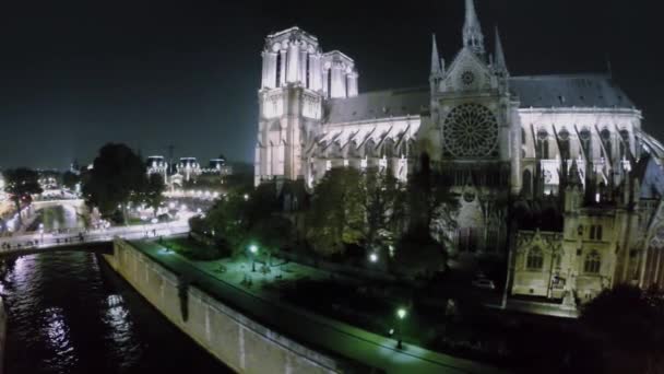 Menigte van mensen lopen door de brug — Stockvideo