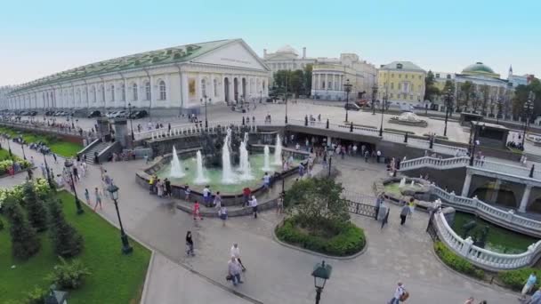 Turistas caminan cerca de la fuente en la plaza Manezhnaya — Vídeos de Stock