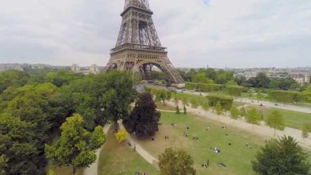 La gente descansa en el parque — Vídeo de stock