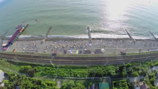 Muitas pessoas descansam no mar — Vídeo de Stock