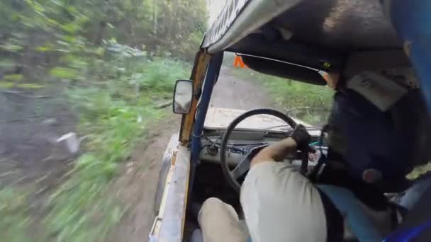 Команда едет в грузовике на грязи в лесу — стоковое видео
