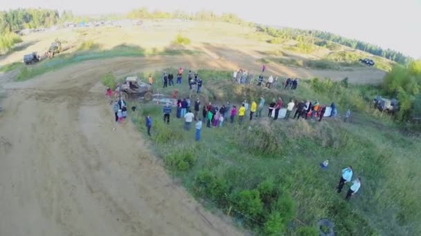 Толпа стоит у водного препятствия — стоковое видео