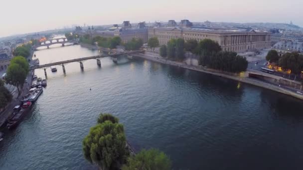 Paisaje urbano con embarcaciones en el río Sena — Vídeos de Stock