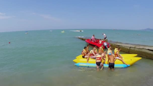 Turistler şişme muz binmek için hazırlar — Stok video