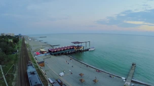 Balades en train près de la mer plage avec yacht — Video