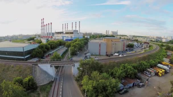 Zona industrial urbana con ferrocarril — Vídeo de stock