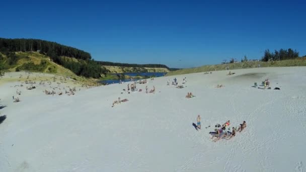 People on sand beach — Stock Video