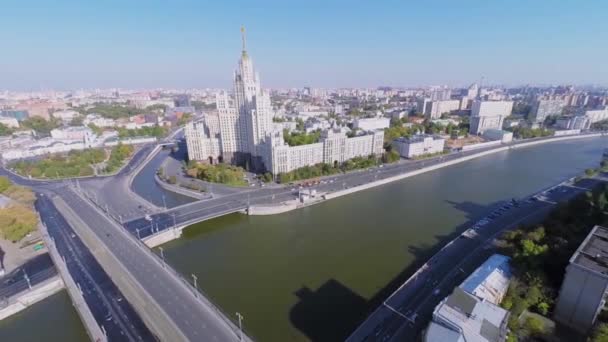 Paisaje urbano con tráfico de transporte — Vídeo de stock