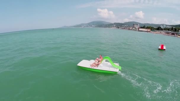 La gente monta en catamarán — Vídeo de stock