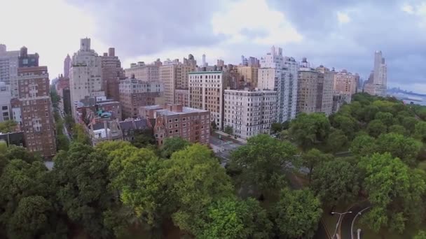 Viviendas cerca de Riverside Park — Vídeo de stock