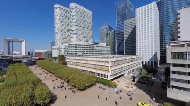 Люди ходять у бізнес-центру La Defense — стокове відео