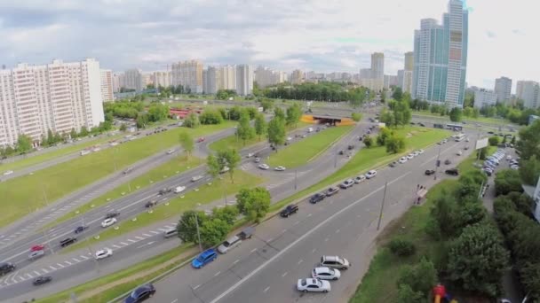 Міський рух на перехресті — стокове відео