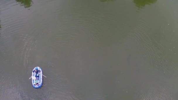 Hombre con niños fila en barco inflado — Vídeos de Stock