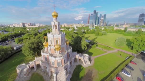 Kilise Pokrova ile kentsel scape — Stok video