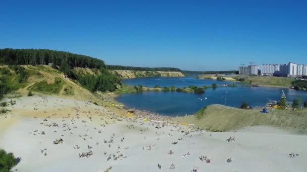 Citoyens sur la plage de sable — Video