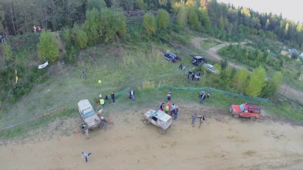 Les gens et les véhicules sont près du circuit — Video