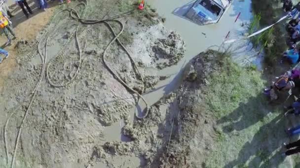 Toeschouwers kijken off-road voertuig in water — Stockvideo