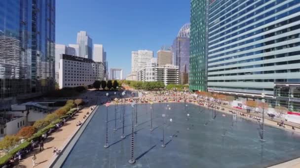 Bassin Takis im Geschäftszentrum la Defense — Stockvideo