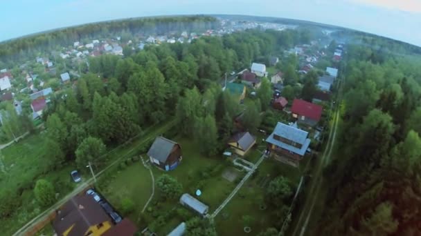 Hüttenstadt inmitten des Waldes — Stockvideo