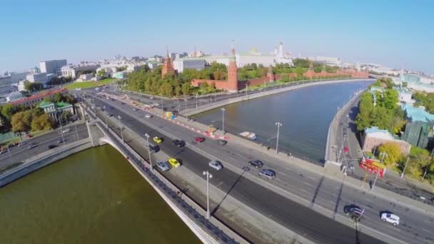 Grote stenen brug en Kremlevskaya Quay — Stockvideo