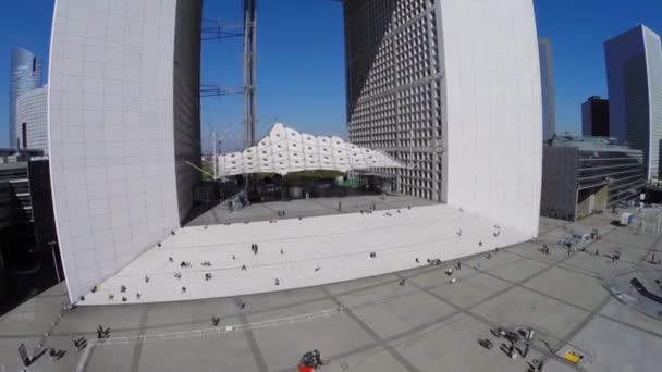 Turistas perto de La Grande Arche de la Defense — Vídeo de Stock