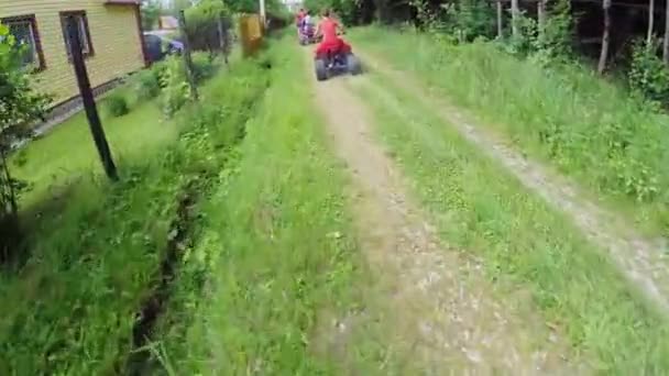 Femme et garçons roulent en quad — Video